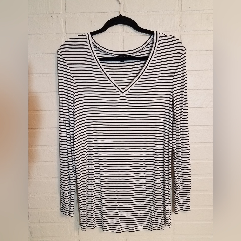 Universal Standard, white/black stripes long sleeve V-Neck Tee size small